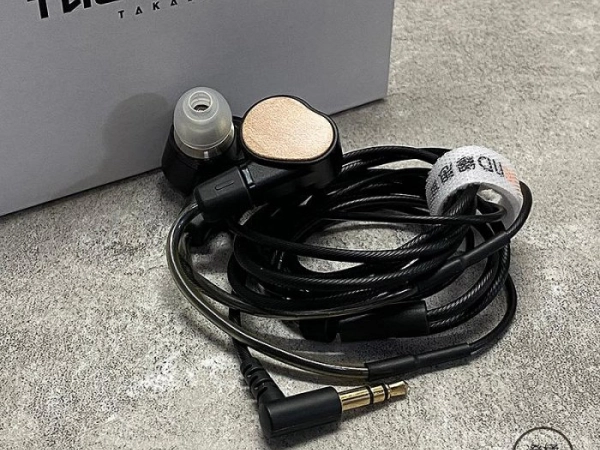 『澄橘』TAGO Studio T3-02 入耳式監聽耳式耳機《二手3C 盒裝 中古》A83188